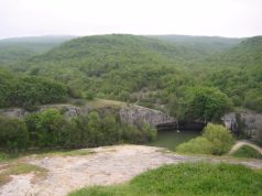 Пруд у водопада Мердвен-Тубю