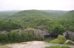 Пруд у водопада Мердвен-Тубю
