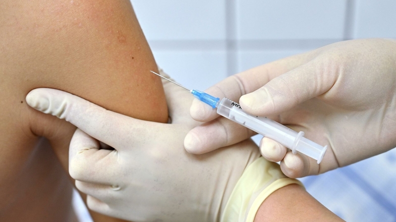Биолог оценила эффективность вакцин против новых штаммов COVID-19