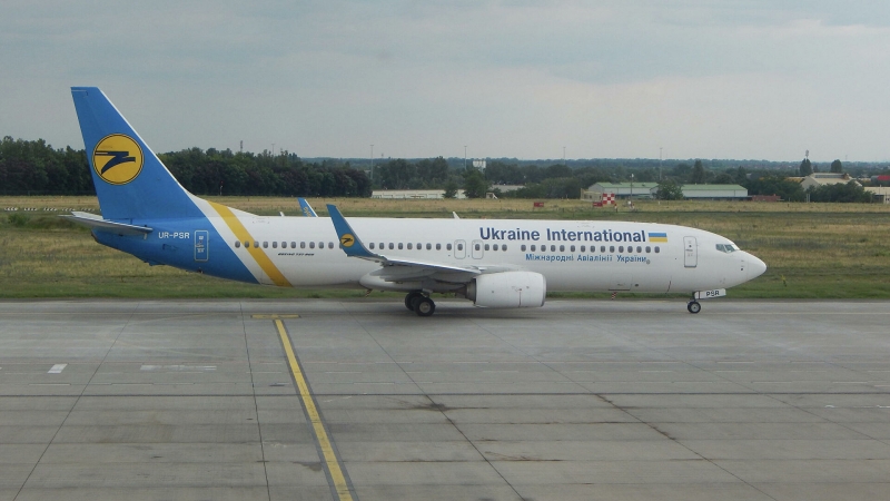 Крупнейший на Украине авиаперевозчик попросил Зеленского о помощи