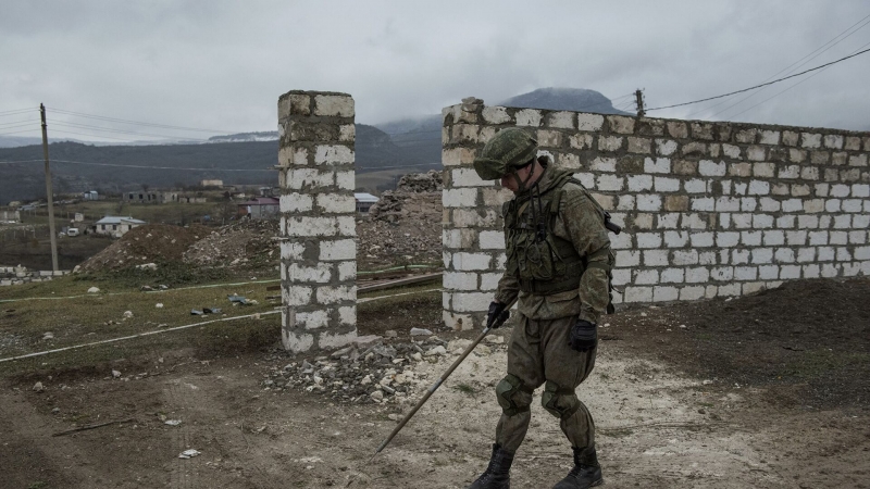 Пиротехники МЧС России нашли более десяти тысяч боеприпасов в Карабахе