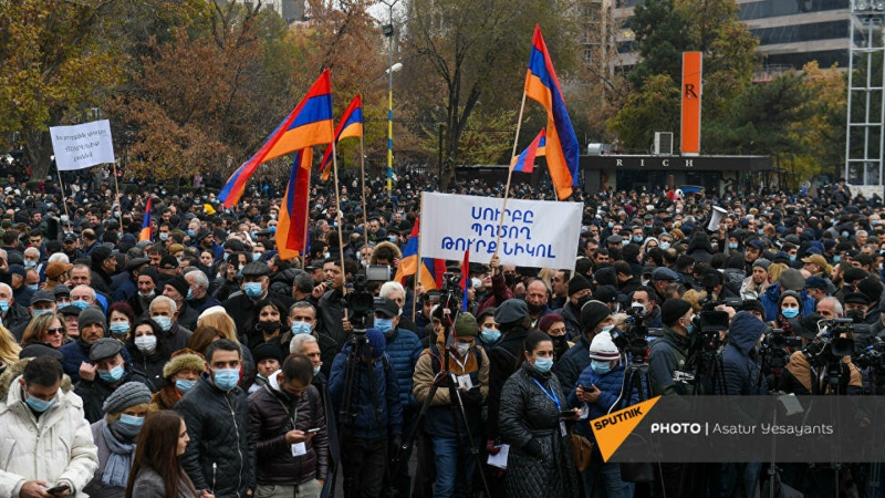 Протестующие в Ереване направились к резиденции Пашиняна