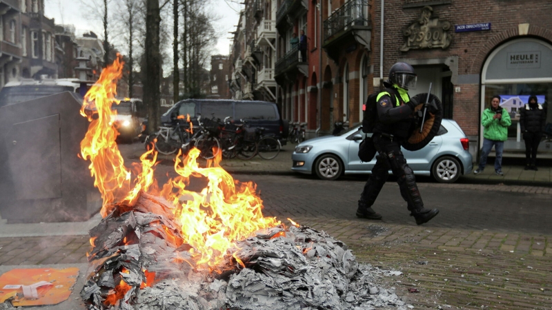 Число задержанных в ходе беспорядков в Нидерландах превысило 150 человек