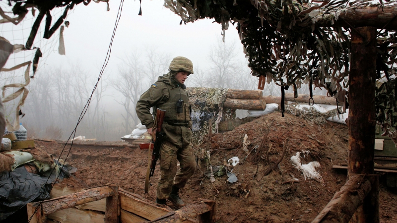 Двое украинских силовиков ранены при взрыве в Донбассе, заявили в ЛНР