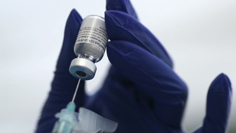 В США испортивший сотни доз вакцины медработник признал себя виновным