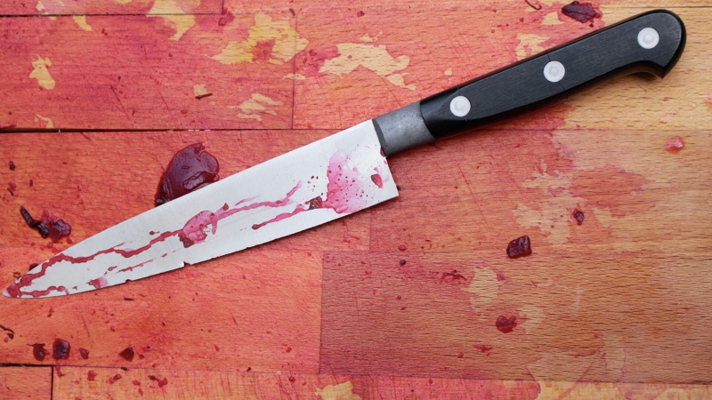 Жена напала на мужа с ножом из-за приснившейся измены