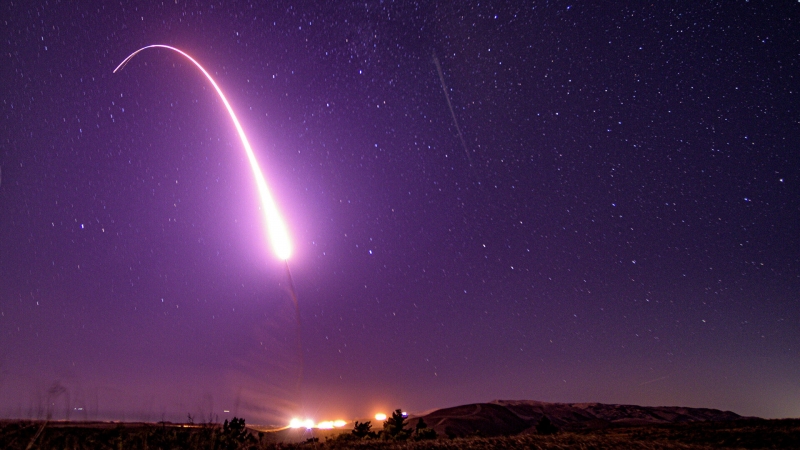 Американцы перепутали НЛО в небе с баллистической ракетой