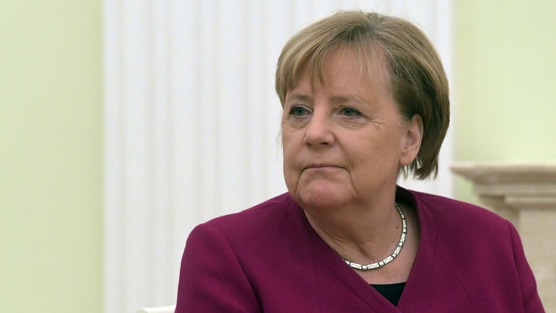 Меркель допустила, что прививку от CОVID-19 придется постоянно обновлять