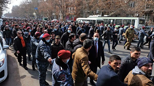 В Армении оппозиция встретила решение Саркисяна аплодисментами 