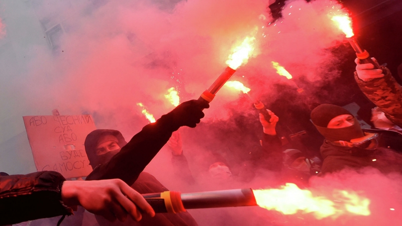 В Киеве радикалы забросали петардами офис генпрокурора