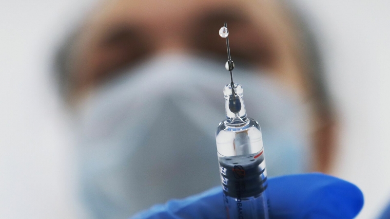 В Сингапуре медику ввели пятикратную дозу вакцины Pfizer