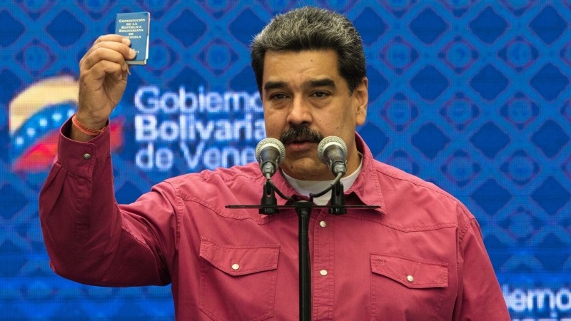 Мадуро обвинил Запад в "атаке зависти" на российскую вакцину
