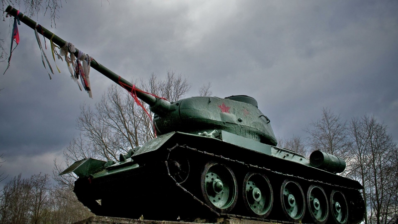 Посольство России прокомментировало осквернение танка под Нарвой