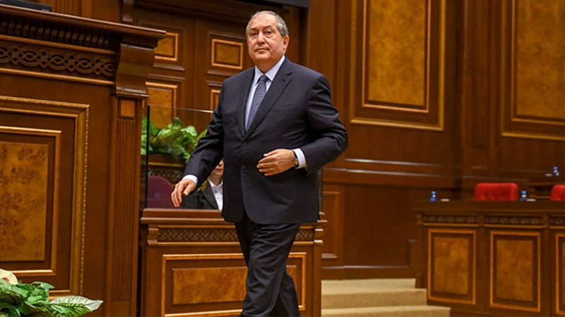 Президент Армении оспорил увольнение главы Генштаба