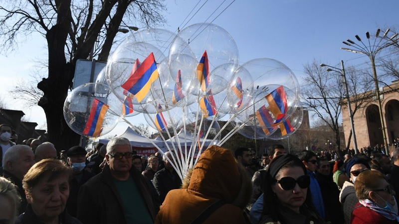 Противники Пашиняна собираются на митинг перед зданием парламента