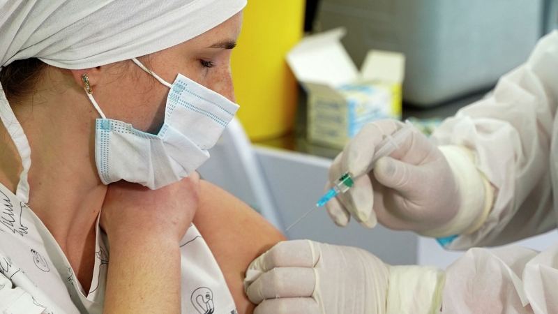 Украинские медики почувствовали себя плохо после вакцинации от COVID-19