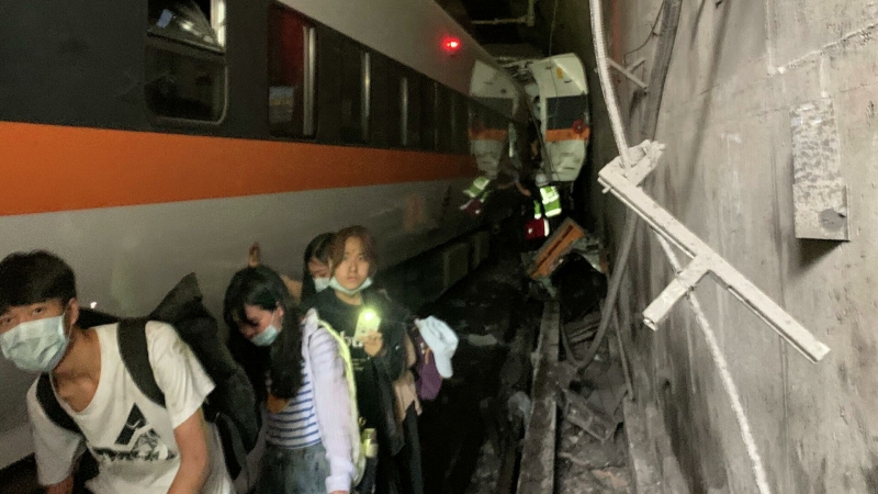 Число жертв железнодорожной аварии на Тайване достигло 41
