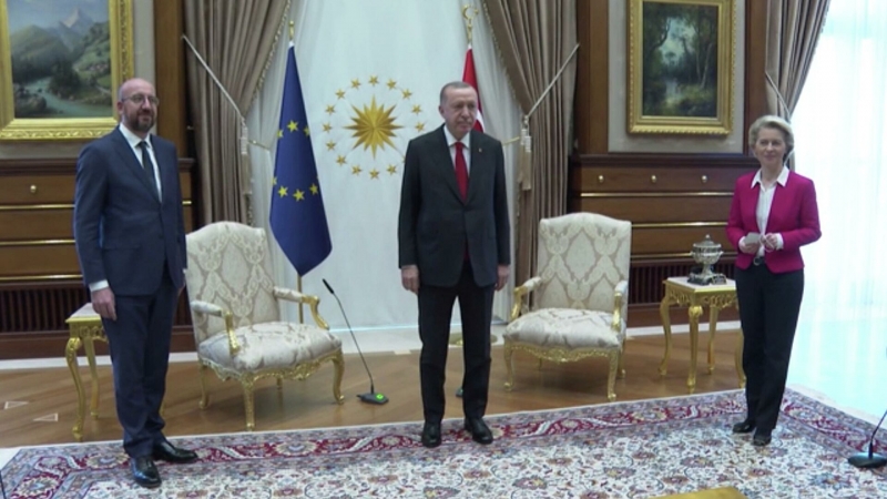 Главе Еврокомиссии не досталось места во время встречи с Эрдоганом