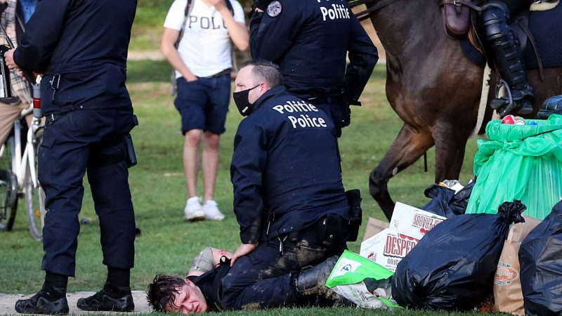Полиция применила водометы на акции молодежи в брюссельском парке