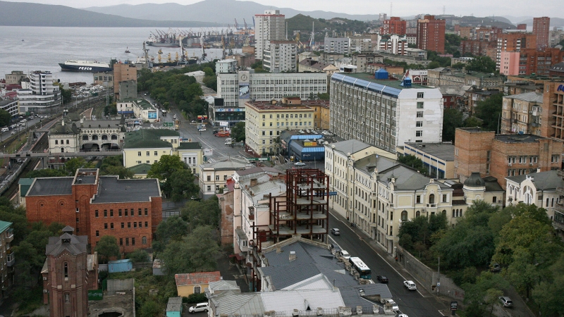 Во Владивостоке приостановили стройку у найденного под площадью тоннеля