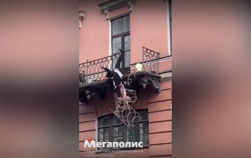 «Как же скучно я живу»: петербуржцы оценили падение парочки драчунов с балкона на Декабристов