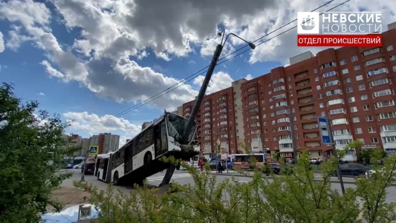 Камеры на Ленинском проспекте зафиксировали момент аварии с автобусом