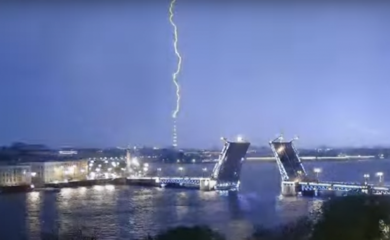 Молния угодила в телебашню на Петроградской стороне и попала на видео