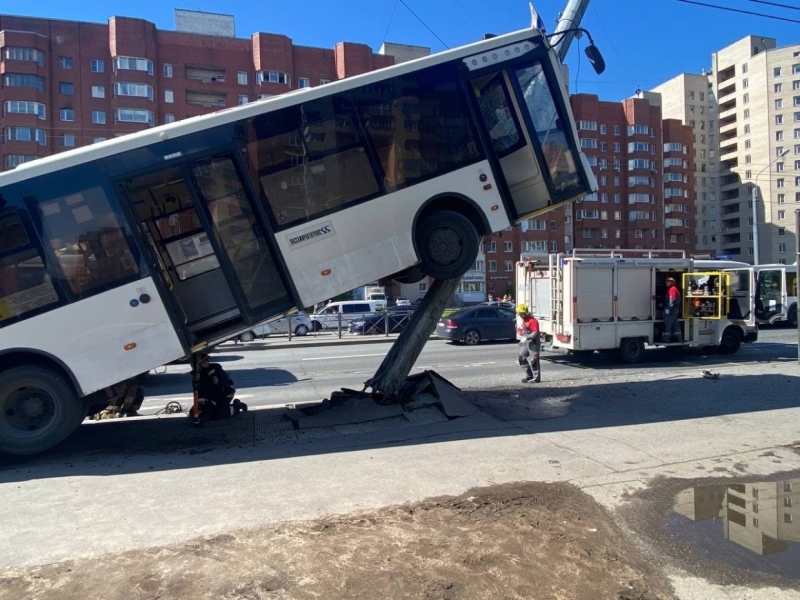На Ленинском пассажирский автобус «залез» на столб. Есть пострадавшие