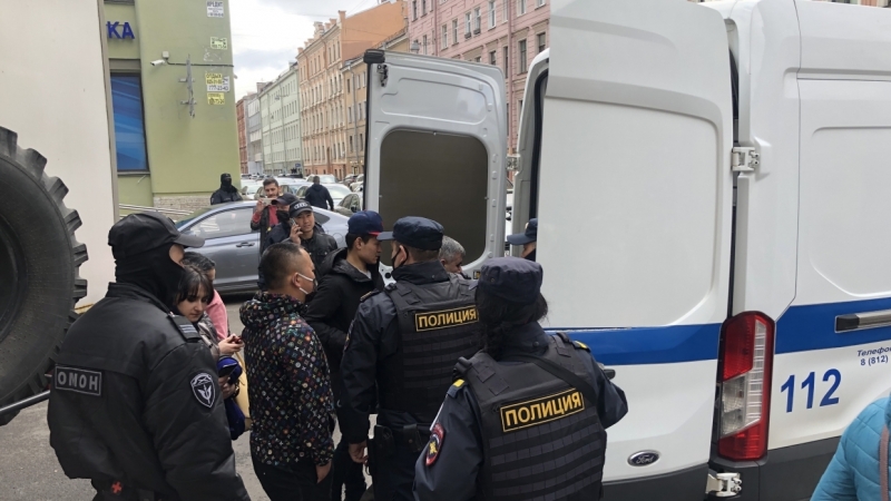 Отправляют в автозаки: полиция перекрыла «Апрашку» для проведения рейда