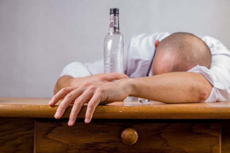 Рейтинг алкоголиков по знаку зодиака: кому нельзя даже притрагиваться к спиртному