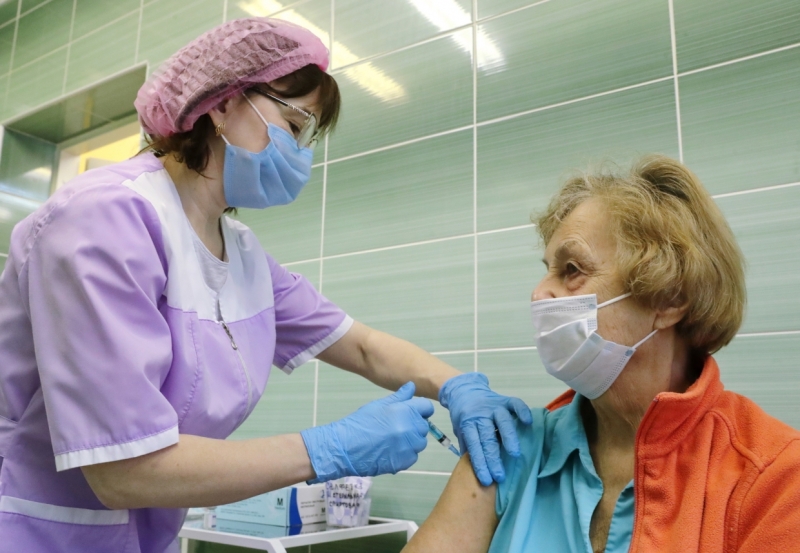 Темпы вакцинации Петербурга усилят административным ресурсом