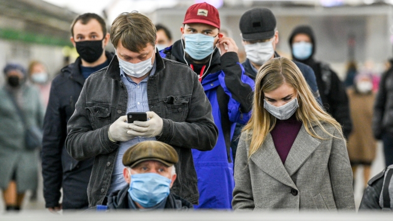 Заболеваемость коронавирусом в Петербурге перестала идти на спад