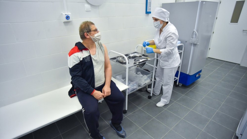 Зачем пожилым россиянам понадобится вводить третью дозу вакцины «КовиВак»