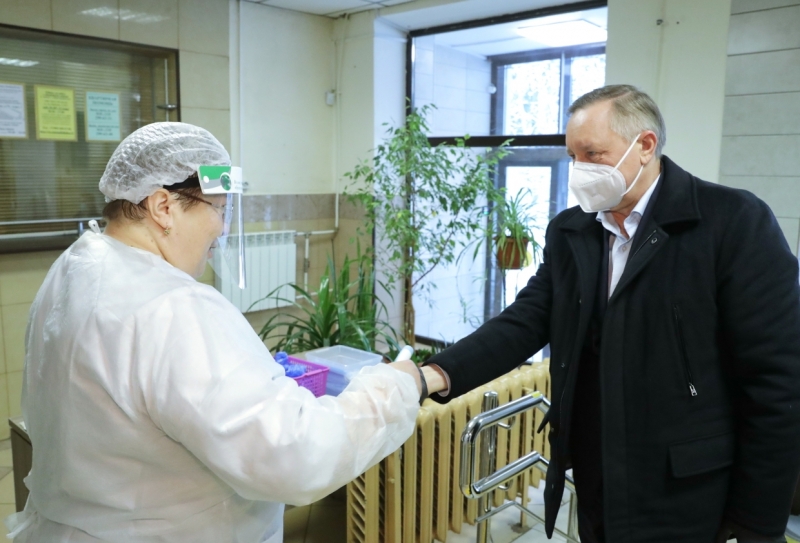 Беглов рассказал, кто из петербуржцев обязан пройти вакцинацию