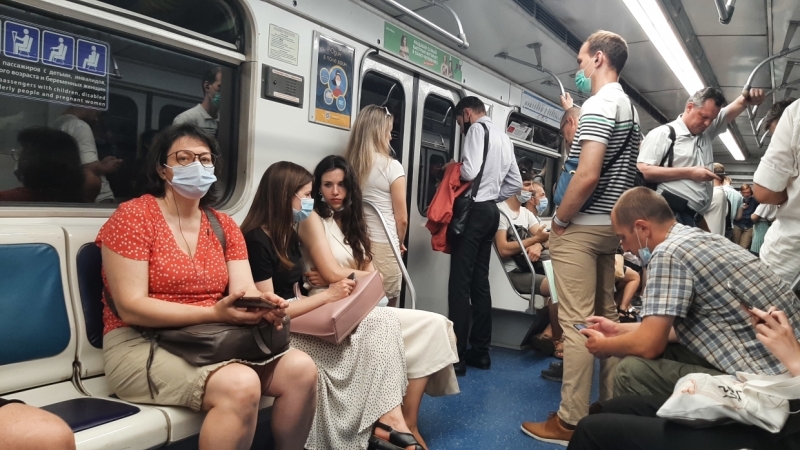 Люди сидят в остановившемся на «Парнасе» вагоне метро почти час
