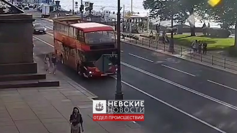 Наезд туристического автобуса на петербурженку на роликах попал на видео