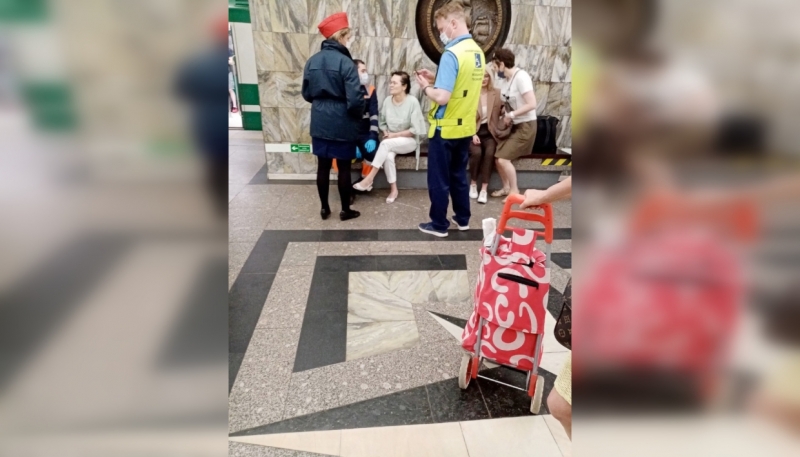 Женщина упала на рельсы на станции «Приморская» 