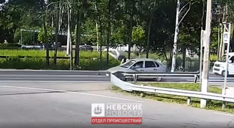Жесткий наезд на двух пешеходов на Лахтинском попал на видео