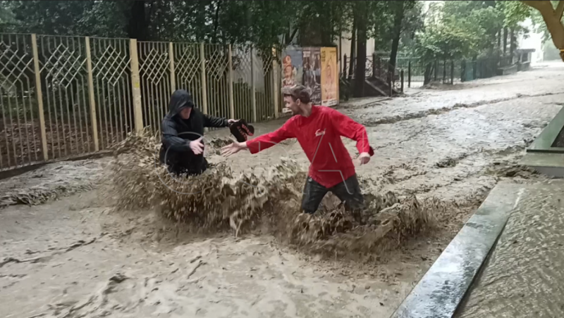 Жуткие кадры из затопленной Ялты: туристка-петербурженка и местные жители рассказали о катастрофе