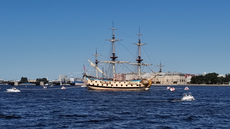 Как выглядит вблизи корабль «Полтава», который красуется на Неве в ожидании Дня ВМФ