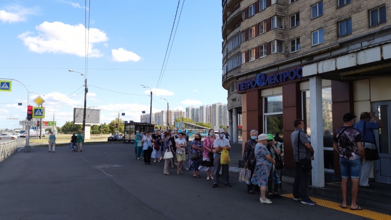 Километровая очередь из петербуржцев выстроилась оплачивать по счетам у «Проспекта Славы»
