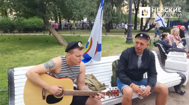 В центре Петербурга моряки отметили День ВМФ песнями под гитару