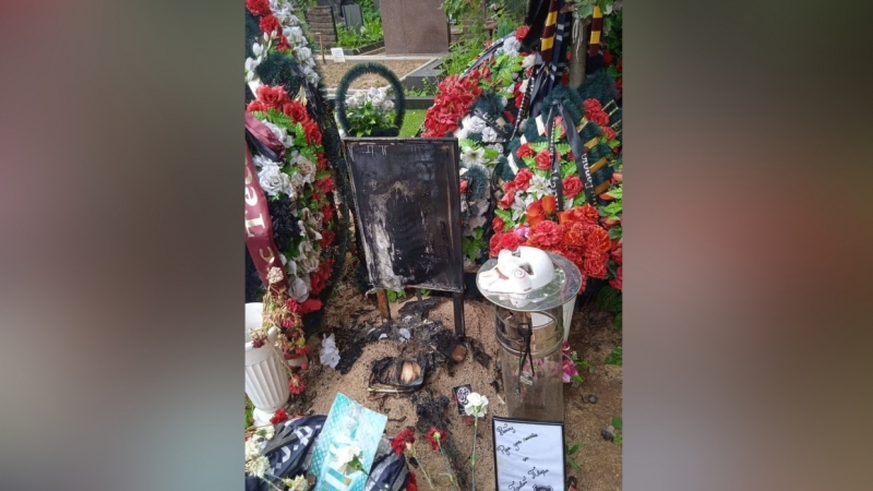 Вандалы изуродовали огнем фото неонациста Тесака на его могиле