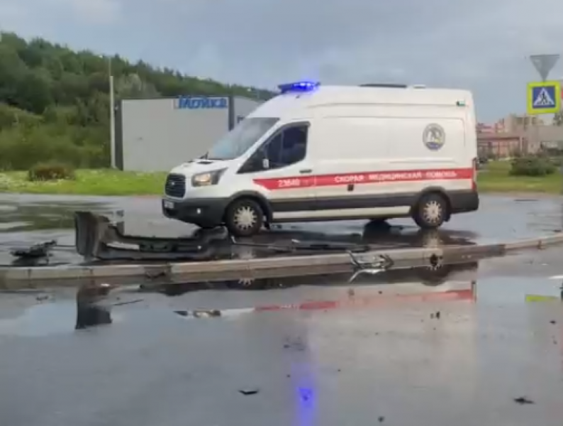 Белая Lada вылетела на тротуар после столкновения с внедорожником в Петербурге