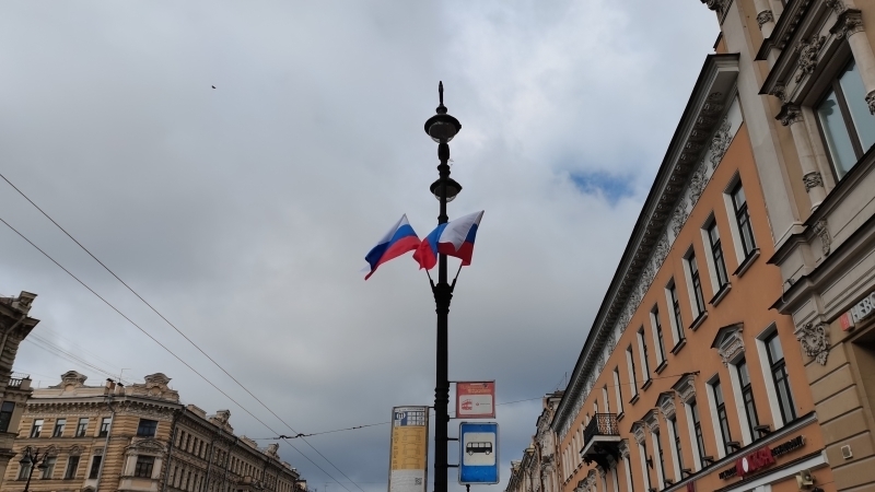 К празднику готов: как Петербург украсили ко Дню Государственного флага России