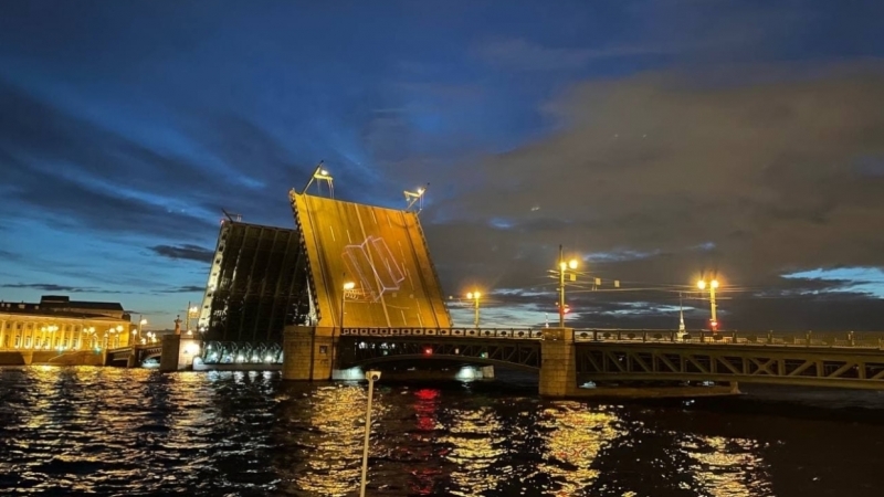 «Поющий» Дворцовый мост ночью 8 августа развели под олимпийские мотивы