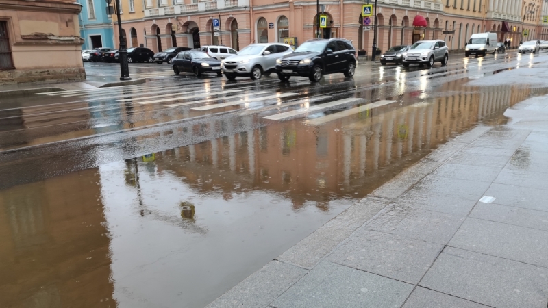«Водоканал» напомнил петербургским водителям об опасности поездок по затопленным улицам