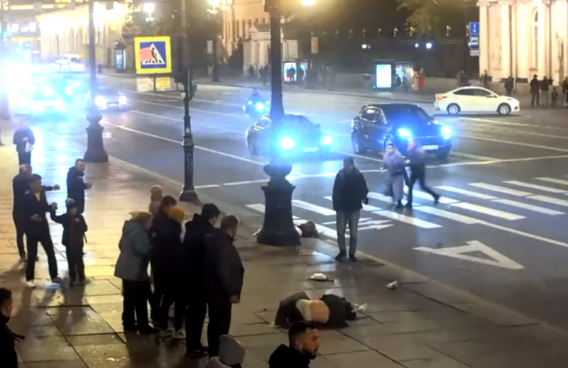 Момент наезда BMW на двух девушек на Невском попал на видео 