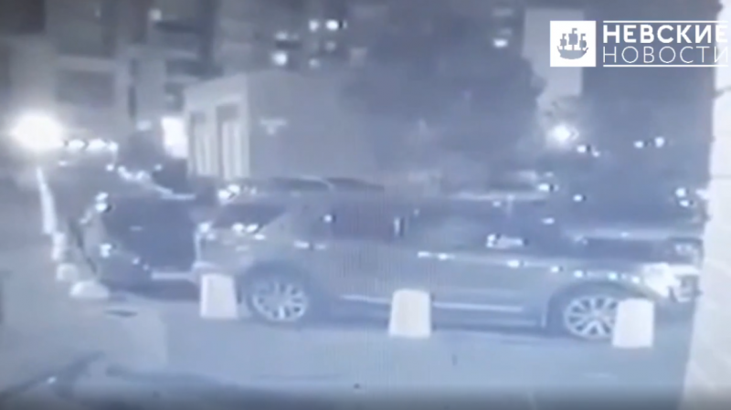 Момент падения девушки с 13-го этажа на Коломяжском попал на видео