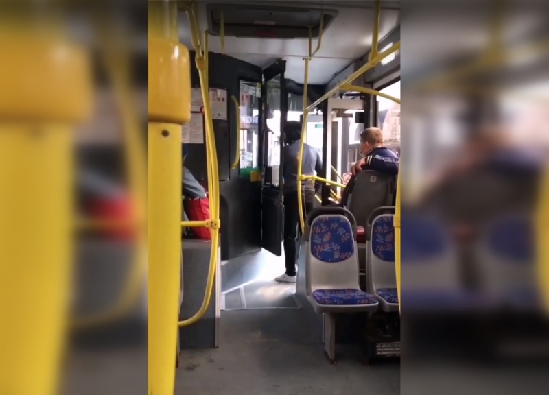 «Замахивался и орал матом»: водители автобусов не поделили остановку у «Звездной»